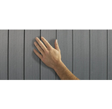 Terrassendiele aus Holzverbundwerkstoff mit Hand
