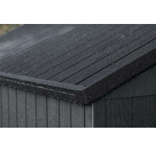 Detailansicht eines Geräteschuppendachs aus Holz bei Regen