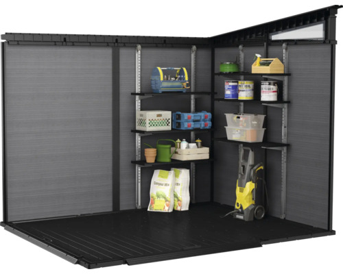 Innenansicht eines Gerätehauses mit Regalen und Gartengeräten