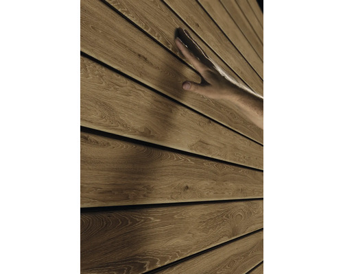 Hand berührt Holzpaneele