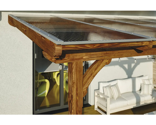 Detailansicht einer Terrassenüberdachung mit Holzkonstruktion und durchsichtigem Dach