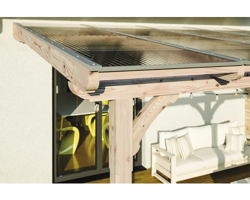Detailansicht einer Terrassenüberdachung aus Holz mit transparenten Paneelen und einer Sitzgruppe im Hintergrund.