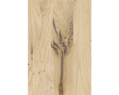 Detailansicht einer Holzplatte mit Ästen