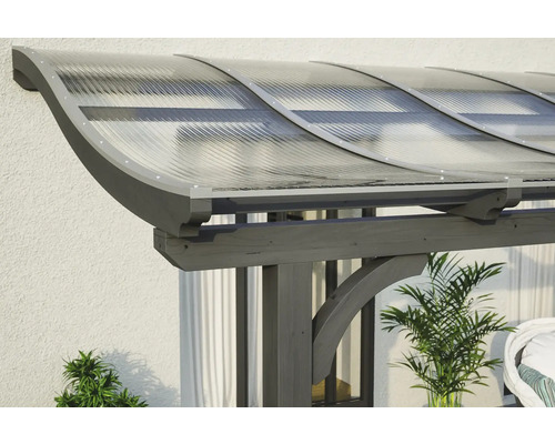Detailansicht einer Terrassenüberdachung mit transparenten Kunststoffplatten auf einer Holzkonstruktion