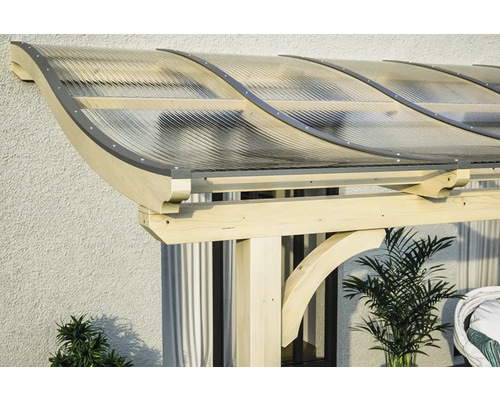 Detailansicht einer Terrassenüberdachung mit Holzkonstruktion und transparentem Dach