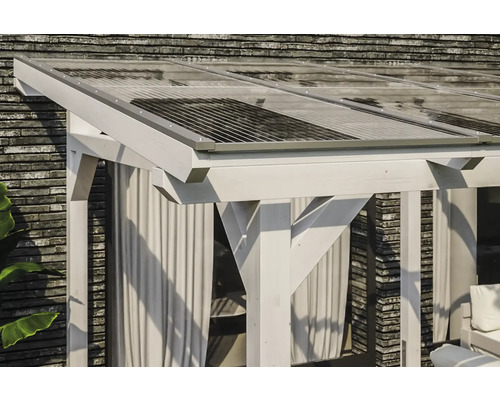 Detailansicht einer Terrassenüberdachung mit transparentem Dach und weißem Holzgestell.