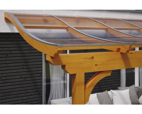 Detailansicht einer Holzpergola mit transparentem Dach