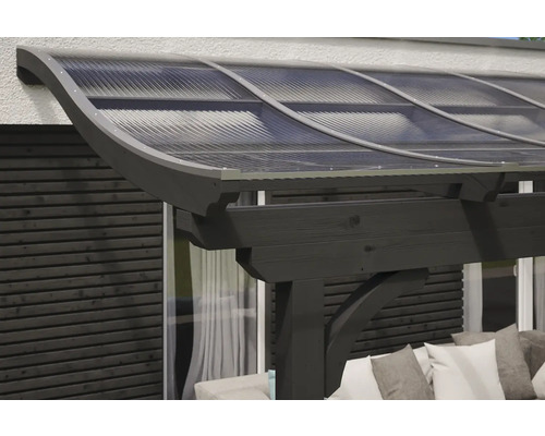 Detailansicht eines Terrassendachs mit Holzkonstruktion und Polycarbonatplatten.