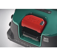 Detailaufnahme eines Robotermähers mit rotem Stoppknopf und der Aufschrift RKS 1500