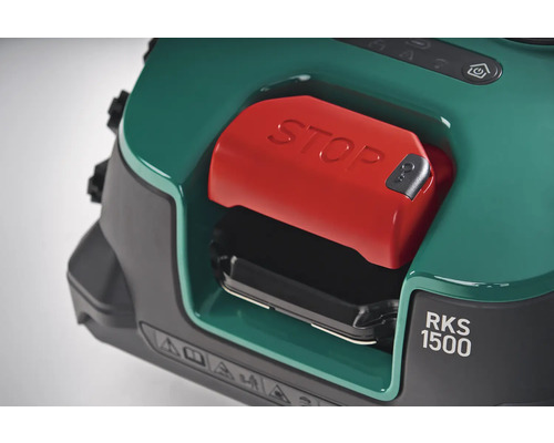 Detailaufnahme eines Robotermähers mit rotem Stoppknopf und der Aufschrift RKS 1500