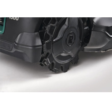 Detailansicht eines Rasenroboter-Rads