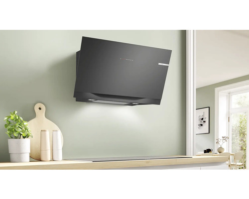 Wandmontierte Dunstabzugshaube in einer Küchenszene.