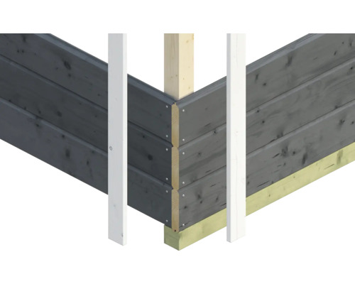 Detailansicht eines Holzhauses mit grauer Holzfassade und weißen Zierleisten