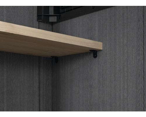 Regalbrett mit Regalträgern an einer Wand