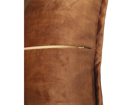 Detailansicht eines braunen Zierkissens mit Reißverschluss