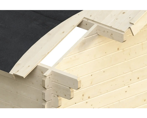 Detailansicht eines Holzhauses mit Dachkonstruktion und Dämmung
