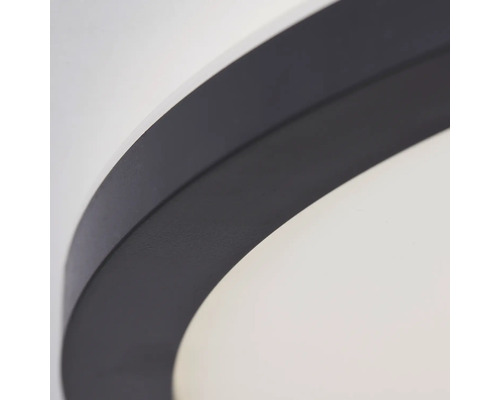 Detailaufnahme einer Deckenleuchte mit runder Form