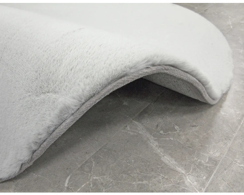 Detailansicht eines hellen Teppichs mit weicher Oberfläche