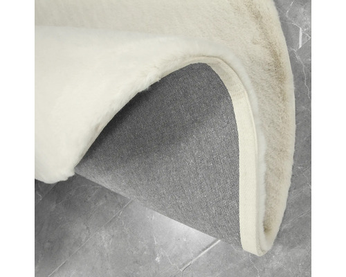 Detailansicht eines runden Teppichs mit Flor und Textilrücken