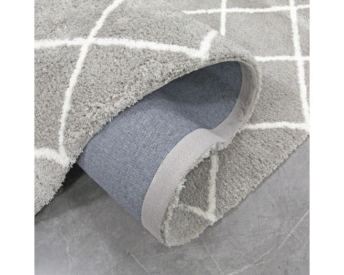 Grauer Teppich mit geometrischem Muster