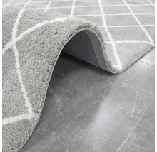Grauer Teppich mit geometrischem Muster