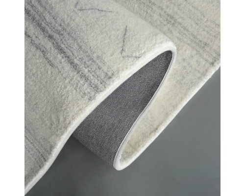 Teppich mit abstraktem Muster, gerollt