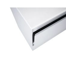 Detailansicht eines weißen Badezimmer-Unterschranks mit Schublade