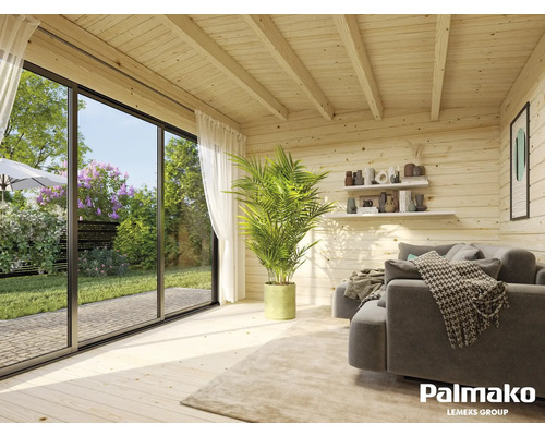Helles Blockhaus-Interieur mit Sofa und Blick in den Garten