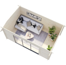 Innenansicht eines Gartenhauses mit Sofa, Tisch, Pflanzen und Schiebetür