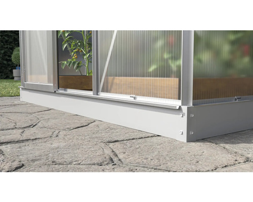 Detailansicht eines Gewächshauses mit Aluminiumrahmen und Fundament