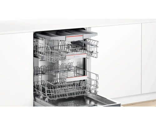 Geöffneter Geschirrspüler mit Geschirrkörben