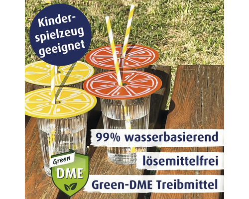 Gläser mit Strohhalmen und Zitrusfruchtdeckeln auf einem Holztisch, gekennzeichnet als kinderspielzeuggeeignet und lösemittelfrei