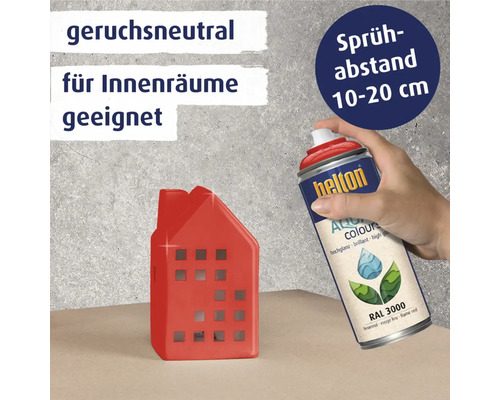 Helton Aqua Colours Lackspray mit einem Abstand von 10 bis 20 Zentimetern auf ein rotes Haus gesprüht, geeignet für Innenräume und geruchsneutral