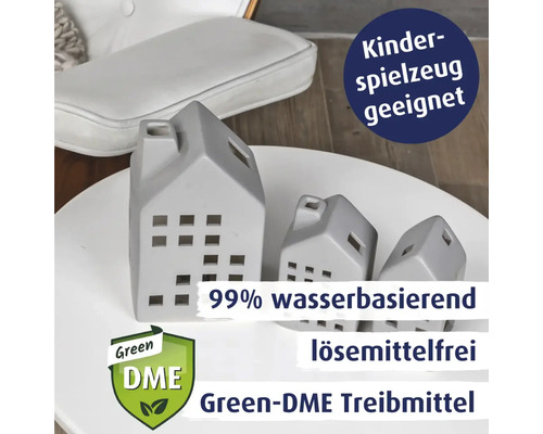 Drei Häuser aus Keramik auf einem Tisch, Hinweis auf Kinderspielzeugtauglichkeit, 99 Prozent wasserbasiert, lösemittelfrei und Green-DME Treibmittel