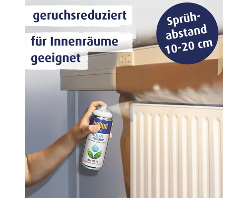 Eine Person sprüht Heizkörperlack auf einen Heizkörper in einem Innenraum.