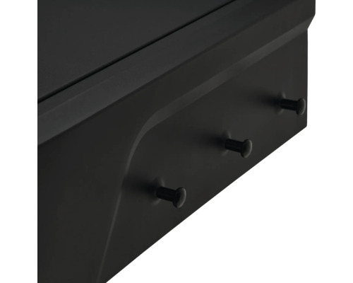 Detailansicht einer schwarzen Werkbank mit Werkzeughalterung