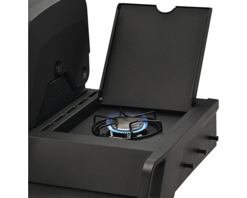 Detailaufnahme eines schwarzen Gasgrills mit Seitenkochfeld und offener Abdeckung