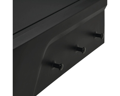 Detailansicht eines schwarzen Grills mit Haken für Grillwerkzeug