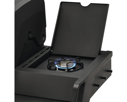 Seitenkocher eines Gasgrills mit geöffnetem Deckel und blauer Flamme.