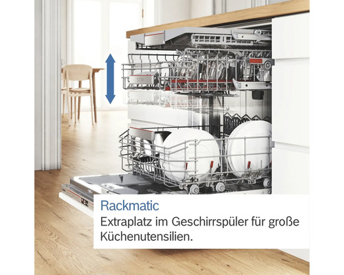 Offene Geschirrspülmaschine mit höhenverstellbarem Oberkorb zur Anpassung an Küchenutensilien