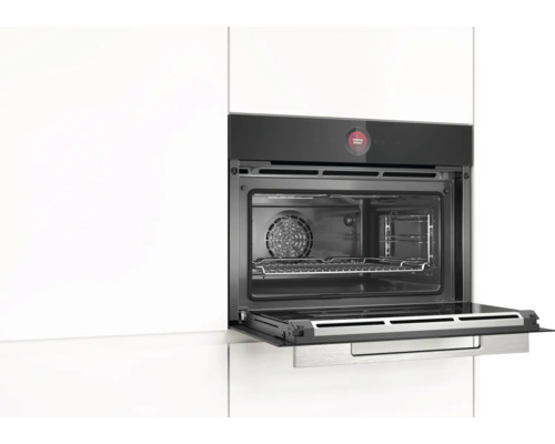 Einbau-Backofen mit geöffneter Tür in weißer Küchenzeile