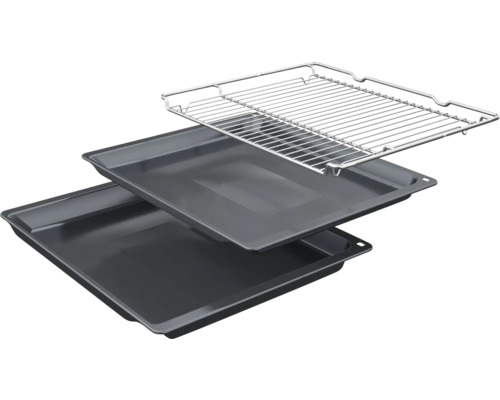 Zwei Backbleche und ein Grillrost aus Metall.