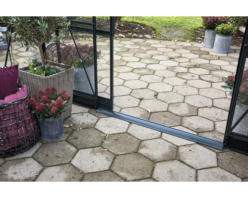 Szene mit Pflanzen in Töpfen und Gewächshaus auf einem Gartenweg