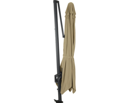 Geschlossener Ampelschirm mit Metallgestell