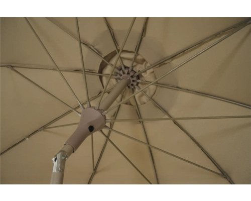 Unterseite eines Gartenschirms mit Metallgestell