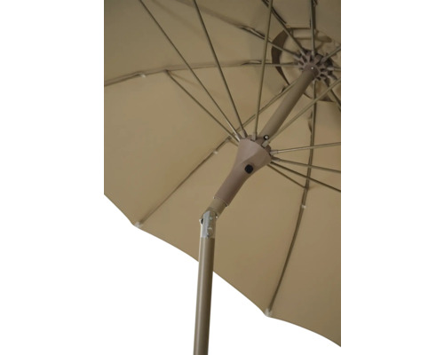 Detailansicht eines Gartenschirms mit Metallgestell