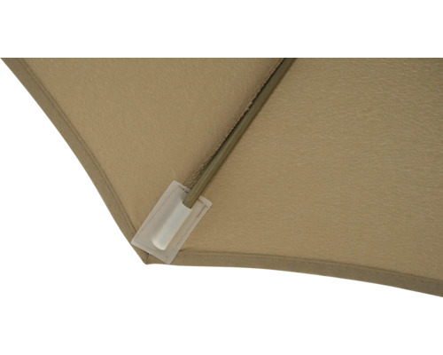 Detailansicht eines Sonnenschirms mit Stoffbespannung und Gestell