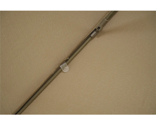 Detailansicht einer Gardinenstange mit Halterung