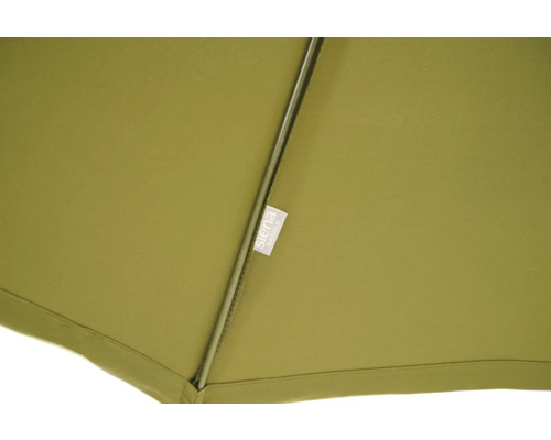 Detailansicht einer Schirmunterseite mit Strebe und Herstelleretikett