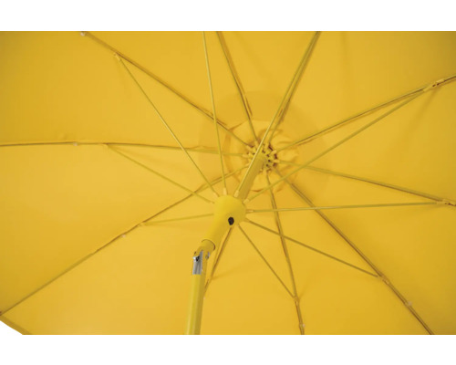 Ansicht von unten auf einen gelben Sonnenschirm mit Metallstreben
